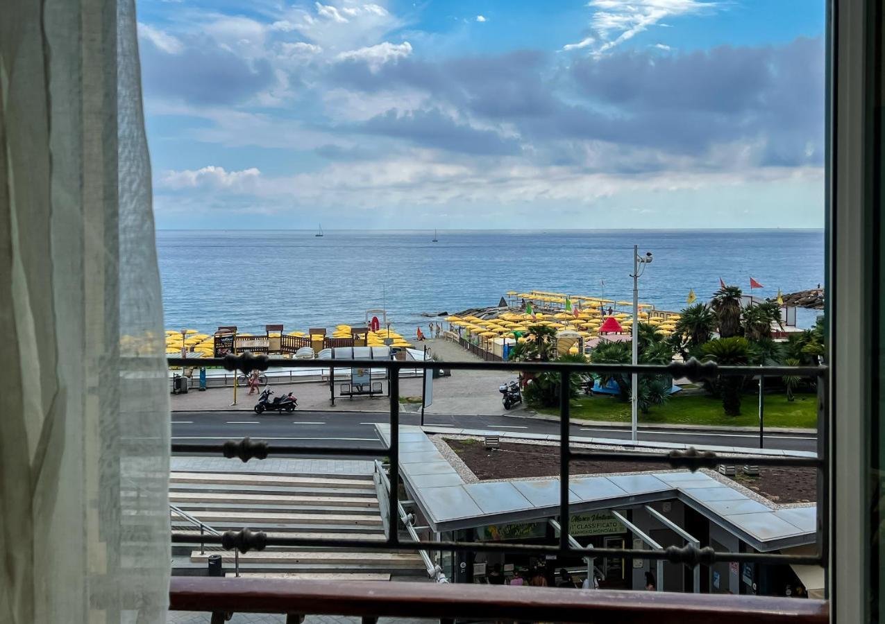 Splendido appartamento con vista mare su piazza Dante Varazze Esterno foto