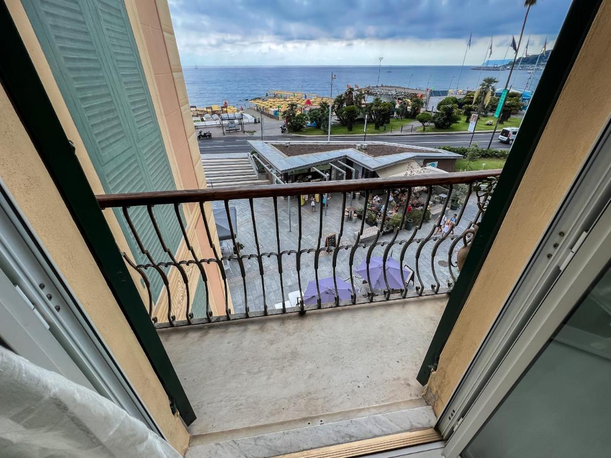Splendido appartamento con vista mare su piazza Dante Varazze Esterno foto