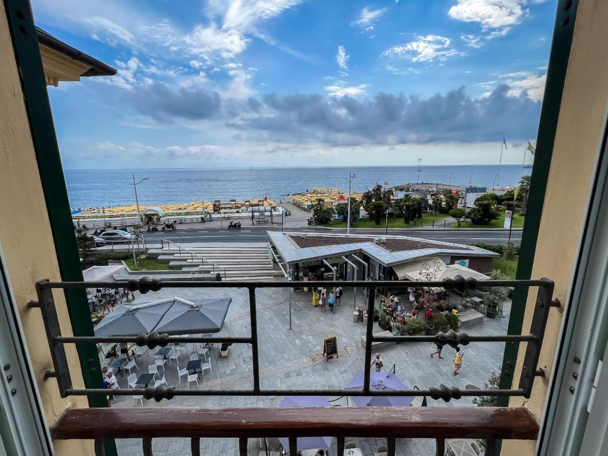 Splendido appartamento con vista mare su piazza Dante Varazze Esterno foto