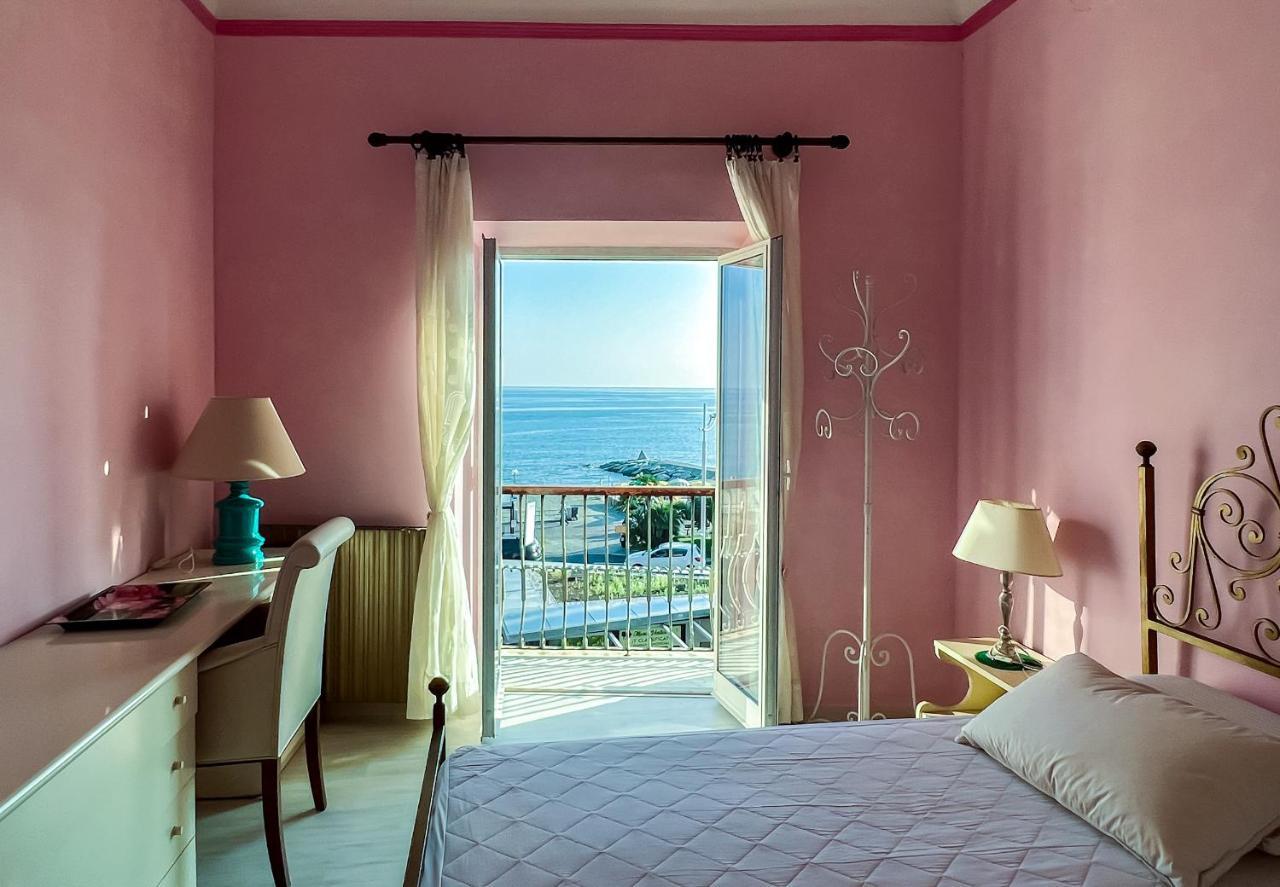Splendido appartamento con vista mare su piazza Dante Varazze Esterno foto